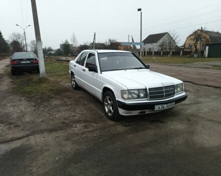 Белый Мерседес 190, объемом двигателя 2 л и пробегом 320 тыс. км за 2250 $, фото 1 на Automoto.ua