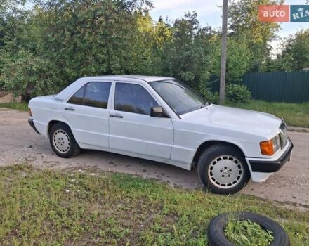 Белый Мерседес 190, объемом двигателя 2 л и пробегом 280 тыс. км за 2300 $, фото 1 на Automoto.ua