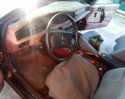 Черный Мерседес 190, объемом двигателя 2 л и пробегом 250 тыс. км за 1500 $, фото 3 на Automoto.ua