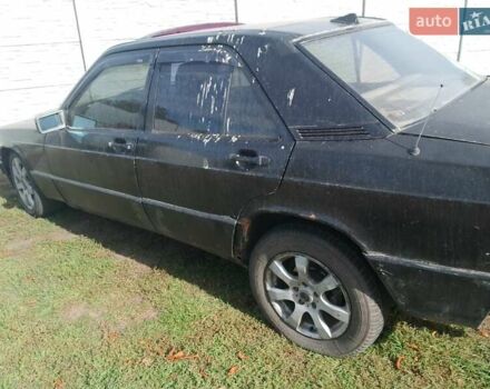 Черный Мерседес 190, объемом двигателя 2 л и пробегом 300 тыс. км за 1100 $, фото 1 на Automoto.ua