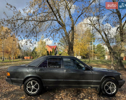 Черный Мерседес 190, объемом двигателя 2.6 л и пробегом 267 тыс. км за 2999 $, фото 6 на Automoto.ua