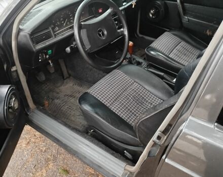 Чорний Мерседес 190, об'ємом двигуна 2 л та пробігом 350 тис. км за 2500 $, фото 3 на Automoto.ua