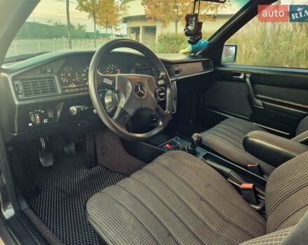 Черный Мерседес 190, объемом двигателя 2.3 л и пробегом 271 тыс. км за 4000 $, фото 26 на Automoto.ua
