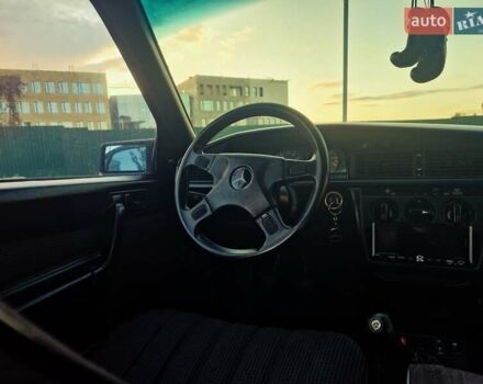 Черный Мерседес 190, объемом двигателя 2.3 л и пробегом 271 тыс. км за 4000 $, фото 19 на Automoto.ua