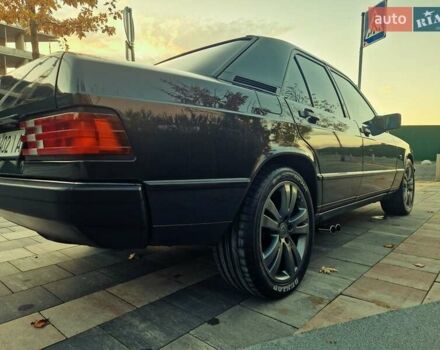Черный Мерседес 190, объемом двигателя 2.3 л и пробегом 271 тыс. км за 4000 $, фото 9 на Automoto.ua