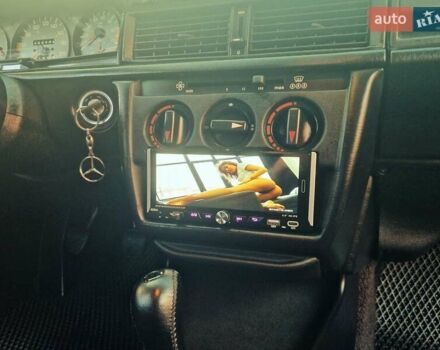 Черный Мерседес 190, объемом двигателя 2.3 л и пробегом 271 тыс. км за 4000 $, фото 16 на Automoto.ua