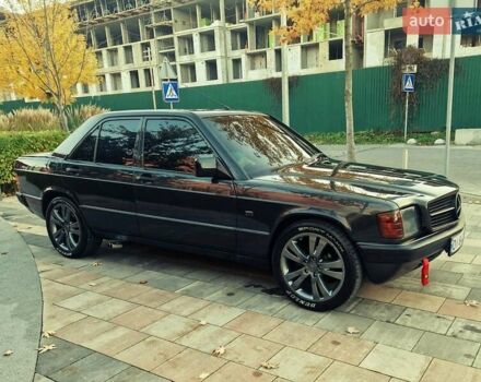 Черный Мерседес 190, объемом двигателя 2.3 л и пробегом 271 тыс. км за 4000 $, фото 5 на Automoto.ua