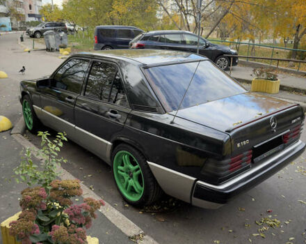 Черный Мерседес 190, объемом двигателя 2 л и пробегом 374 тыс. км за 6500 $, фото 4 на Automoto.ua