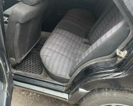 Чорний Мерседес 190, об'ємом двигуна 1.8 л та пробігом 300 тис. км за 1500 $, фото 2 на Automoto.ua
