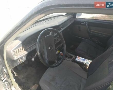 Черный Мерседес 190, объемом двигателя 2 л и пробегом 300 тыс. км за 1100 $, фото 1 на Automoto.ua