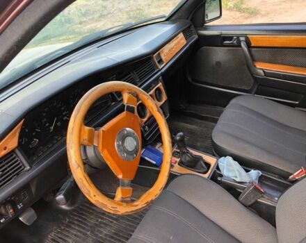 Червоний Мерседес 190, об'ємом двигуна 2 л та пробігом 420 тис. км за 2200 $, фото 5 на Automoto.ua