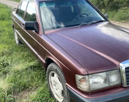 Красный Мерседес 190, объемом двигателя 2 л и пробегом 300 тыс. км за 1500 $, фото 1 на Automoto.ua