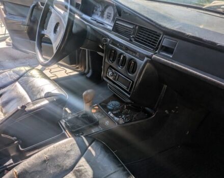 Червоний Мерседес 190, об'ємом двигуна 2 л та пробігом 362 тис. км за 800 $, фото 2 на Automoto.ua