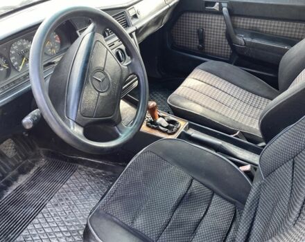 Красный Мерседес 190, объемом двигателя 2 л и пробегом 300 тыс. км за 1500 $, фото 6 на Automoto.ua