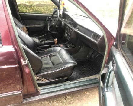 Красный Мерседес 190, объемом двигателя 2 л и пробегом 600 тыс. км за 950 $, фото 12 на Automoto.ua