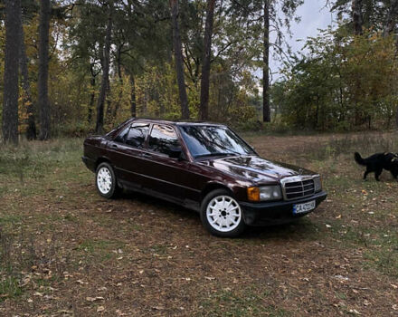 Красный Мерседес 190, объемом двигателя 2 л и пробегом 299 тыс. км за 2700 $, фото 1 на Automoto.ua