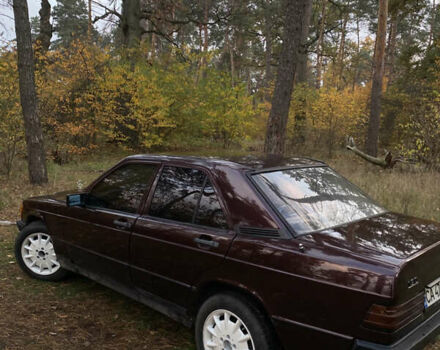 Красный Мерседес 190, объемом двигателя 2 л и пробегом 299 тыс. км за 2700 $, фото 3 на Automoto.ua