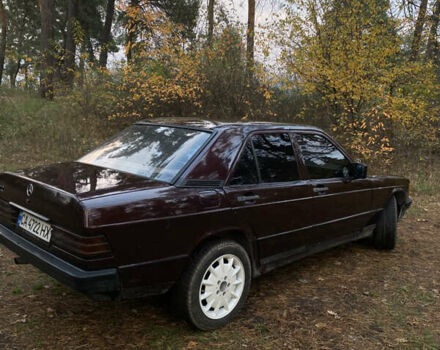 Красный Мерседес 190, объемом двигателя 2 л и пробегом 299 тыс. км за 2700 $, фото 4 на Automoto.ua