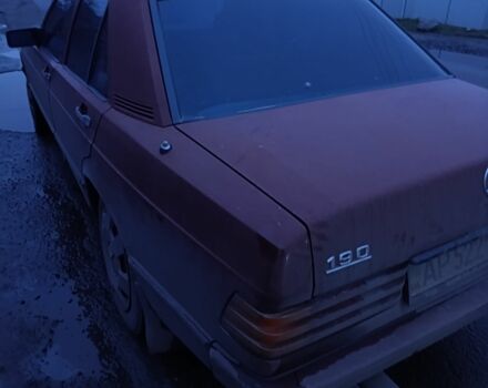 Красный Мерседес 190, объемом двигателя 2 л и пробегом 300 тыс. км за 1000 $, фото 1 на Automoto.ua