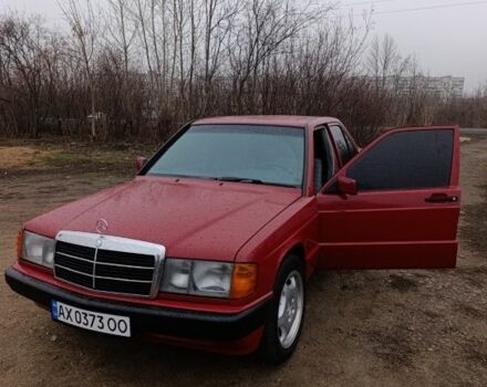 Красный Мерседес 190, объемом двигателя 2 л и пробегом 230 тыс. км за 3100 $, фото 1 на Automoto.ua