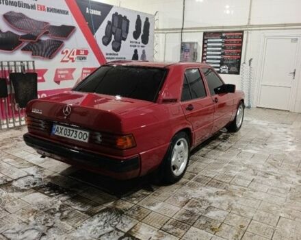 Красный Мерседес 190, объемом двигателя 2 л и пробегом 230 тыс. км за 3100 $, фото 4 на Automoto.ua