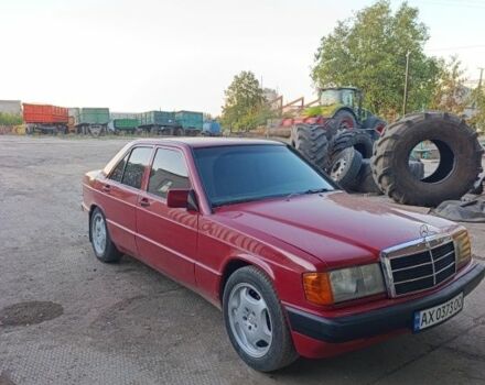 Красный Мерседес 190, объемом двигателя 2 л и пробегом 230 тыс. км за 3100 $, фото 2 на Automoto.ua