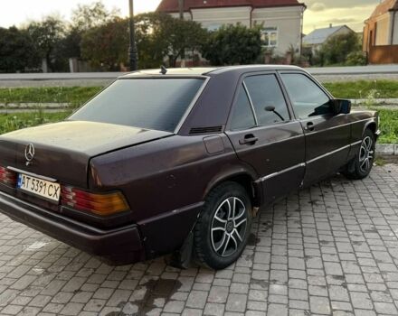 Красный Мерседес 190, объемом двигателя 2.3 л и пробегом 450 тыс. км за 1200 $, фото 5 на Automoto.ua
