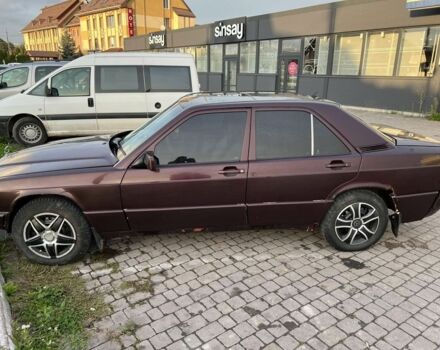 Красный Мерседес 190, объемом двигателя 2.3 л и пробегом 450 тыс. км за 1200 $, фото 3 на Automoto.ua
