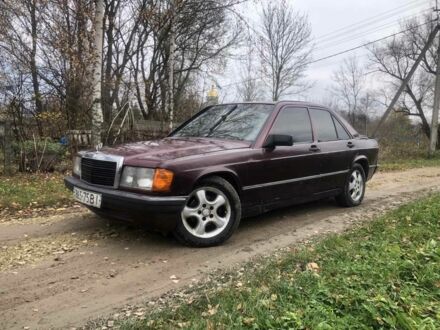 Красный Мерседес 190, объемом двигателя 2 л и пробегом 600 тыс. км за 950 $, фото 1 на Automoto.ua