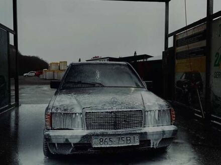 Красный Мерседес 190, объемом двигателя 2 л и пробегом 450 тыс. км за 1150 $, фото 1 на Automoto.ua