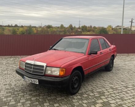 Красный Мерседес 190, объемом двигателя 2 л и пробегом 320 тыс. км за 1800 $, фото 1 на Automoto.ua