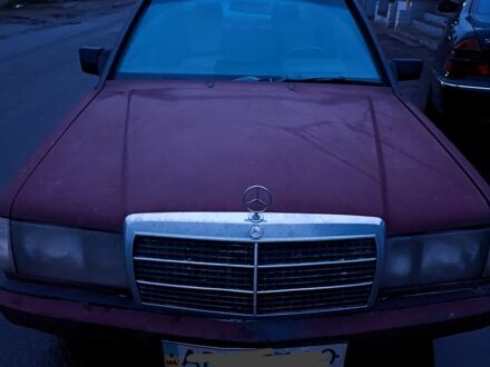 Красный Мерседес 190, объемом двигателя 2 л и пробегом 300 тыс. км за 1000 $, фото 1 на Automoto.ua