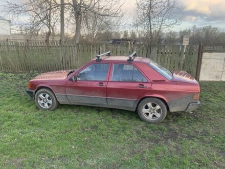 Мерседес 190 1987 в Вышгороде на Automoto.ua Красный Мерседес 190, объемом двигателя 2 л и пробегом 450 тыс. км за 1015 $, фото 1 на Automoto.ua
