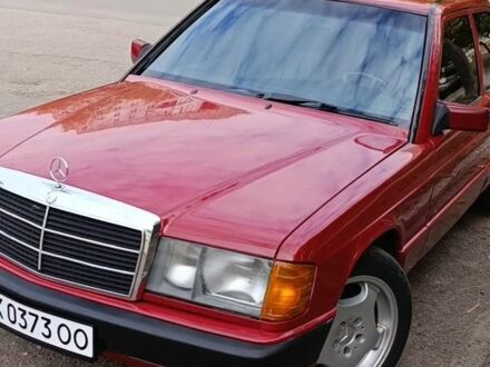 Красный Мерседес 190, объемом двигателя 2 л и пробегом 230 тыс. км за 3100 $, фото 1 на Automoto.ua
