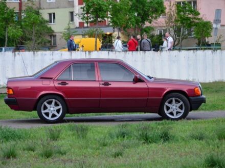 Красный Мерседес 190, объемом двигателя 2 л и пробегом 265 тыс. км за 3950 $, фото 1 на Automoto.ua