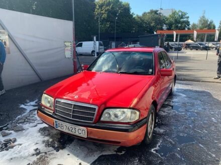 Мерседес 190 1995 в Виннице на Automoto.ua Красный Мерседес 190, объемом двигателя 1.8 л и пробегом 425 тыс. км за 1250 $, фото 1 на Automoto.ua