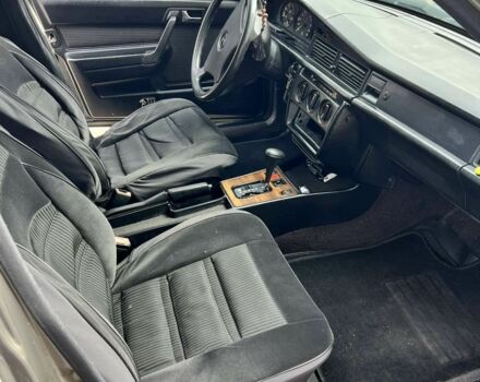 Серый Мерседес 190, объемом двигателя 2 л и пробегом 340 тыс. км за 2500 $, фото 5 на Automoto.ua