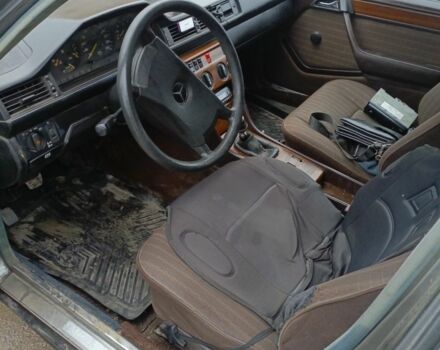 Синий Мерседес 190, объемом двигателя 3 л и пробегом 100 тыс. км за 2200 $, фото 3 на Automoto.ua