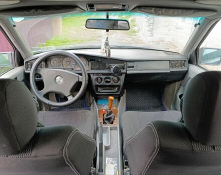 Синій Мерседес 190, об'ємом двигуна 2 л та пробігом 400 тис. км за 1900 $, фото 4 на Automoto.ua