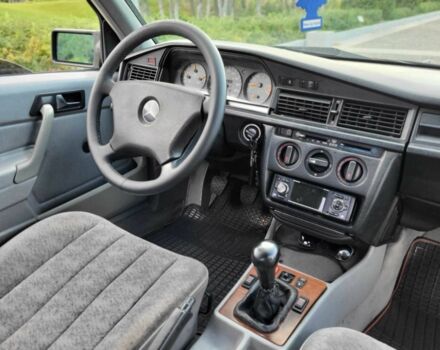 Синій Мерседес 190, об'ємом двигуна 1.8 л та пробігом 360 тис. км за 4950 $, фото 13 на Automoto.ua