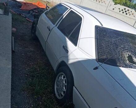 Белый Мерседес 200, объемом двигателя 2 л и пробегом 500 тыс. км за 1000 $, фото 3 на Automoto.ua