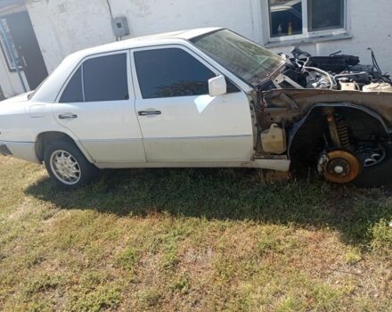 Белый Мерседес 200, объемом двигателя 2 л и пробегом 500 тыс. км за 1000 $, фото 1 на Automoto.ua