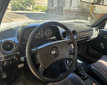 Белый Мерседес 200, объемом двигателя 2 л и пробегом 350 тыс. км за 1000 $, фото 6 на Automoto.ua