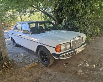 Белый Мерседес 200, объемом двигателя 2 л и пробегом 350 тыс. км за 1000 $, фото 2 на Automoto.ua