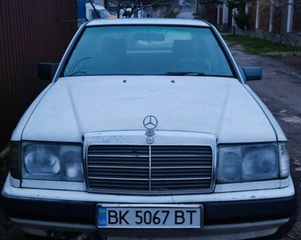 Белый Мерседес 200, объемом двигателя 2 л и пробегом 540 тыс. км за 1450 $, фото 4 на Automoto.ua