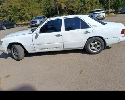 Белый Мерседес 200, объемом двигателя 2 л и пробегом 344 тыс. км за 2100 $, фото 5 на Automoto.ua