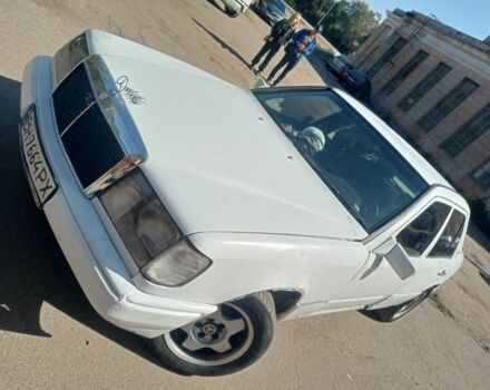 Белый Мерседес 200, объемом двигателя 2 л и пробегом 344 тыс. км за 2100 $, фото 7 на Automoto.ua