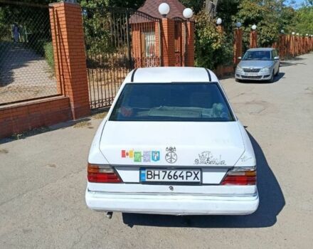 Белый Мерседес 200, объемом двигателя 2 л и пробегом 344 тыс. км за 2100 $, фото 2 на Automoto.ua