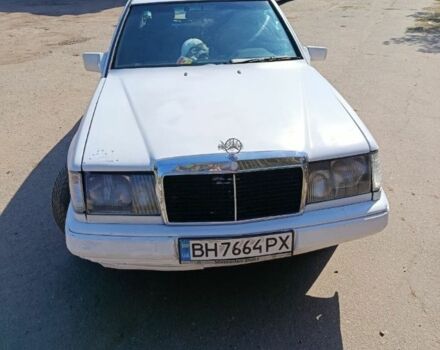 Белый Мерседес 200, объемом двигателя 2 л и пробегом 344 тыс. км за 2100 $, фото 1 на Automoto.ua