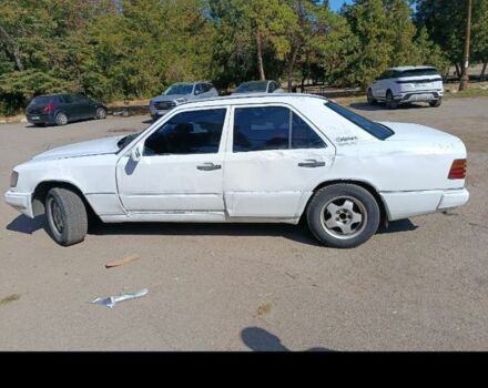 Белый Мерседес 200, объемом двигателя 2 л и пробегом 344 тыс. км за 2100 $, фото 6 на Automoto.ua